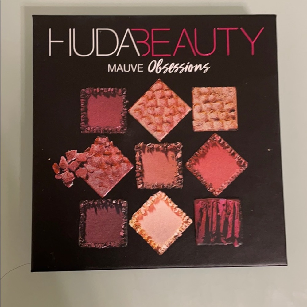 Huda beauty eyeshadows palette